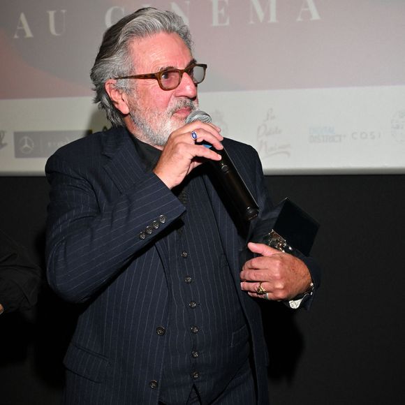 Daniel Auteuil a reçu son prix au cinéma Pathé Gare du Sud, lors de la 6ème édition du festival Cinéroman à Nice le 4 octobre 2024. Le festival Cinéroman, qui se tient à Nice jusqu'au 5 octobre, met à l'honneur les films adaptés de romans.
Durant la soirée, Daniel Benoin, le co-fondateur du festival et directeur du théâtre Anthéa à Antibes, a remis le prix Romain Gary à l'acteur Daniel Auteuil pour saluer l'ensemble de sa carrière. Daniel Auteuil était présent à double titre, dans un premier temps pour présenter son film "Le Fil" puis pour participer en compagnie de D.Thompson et V.Perez, à la projection du film culte "La Reine Margot". I.Adjani, ne pouvant être présente, a envoyé un message vidéo.
© Domnique Jacovides - Bruno Bebert / Bestimage