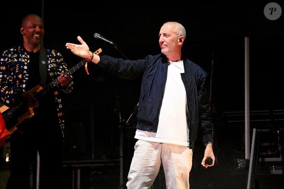 Ces lieux accueillent également des artistes confirmés qui viennent tester leurs spectacles et partager la scène avec la nouvelle génération.

Nice Jazz Fest 2025 à Nice - Jour 2 - "M Lamomali "("M Lamomali "((-M-, Fatoumata Diawara, Madou Diabate, Lubiana, Mike Clinton, Maxima Garoute, Corentin Pujol, Boubacar Dembele, Mountaga Diabate) )et Gad Elmaleh sur la scène Massena pour le dernier morceau du concert,) et Gad Elmaleh sur la scène Massena pour le dernier morceau du concert, le 25 juillet 2025.
© Bruno Bebert / Bestimage