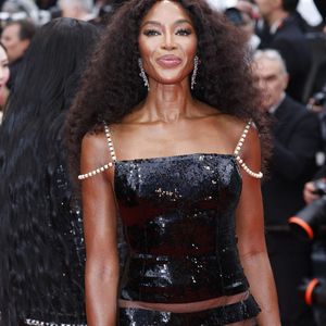 La même année, Naomi Campbell était apparue avec une robe longue, dont la transparence permettait de deviner sa culotte... 

Naomi Campbell - Montée des marches du film "Furiosa : A Mad Max Saga" lors du 77ème Festival International du Film de Cannes, au Palais des Festivals à Cannes. Le 15 mai 2024. © Roger Harvey / Zuma Press / Bestimage