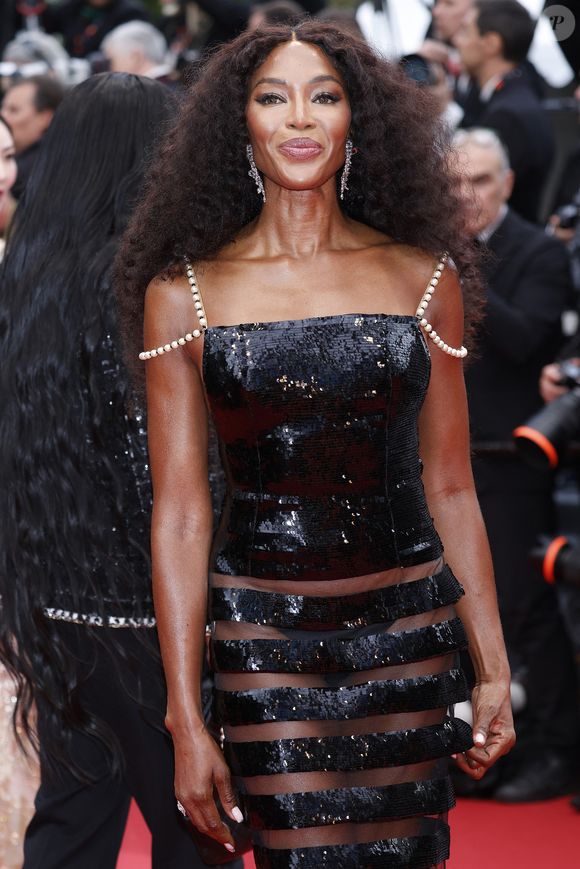 La même année, Naomi Campbell était apparue avec une robe longue, dont la transparence permettait de deviner sa culotte... 

Naomi Campbell - Montée des marches du film "Furiosa : A Mad Max Saga" lors du 77ème Festival International du Film de Cannes, au Palais des Festivals à Cannes. Le 15 mai 2024. © Roger Harvey / Zuma Press / Bestimage