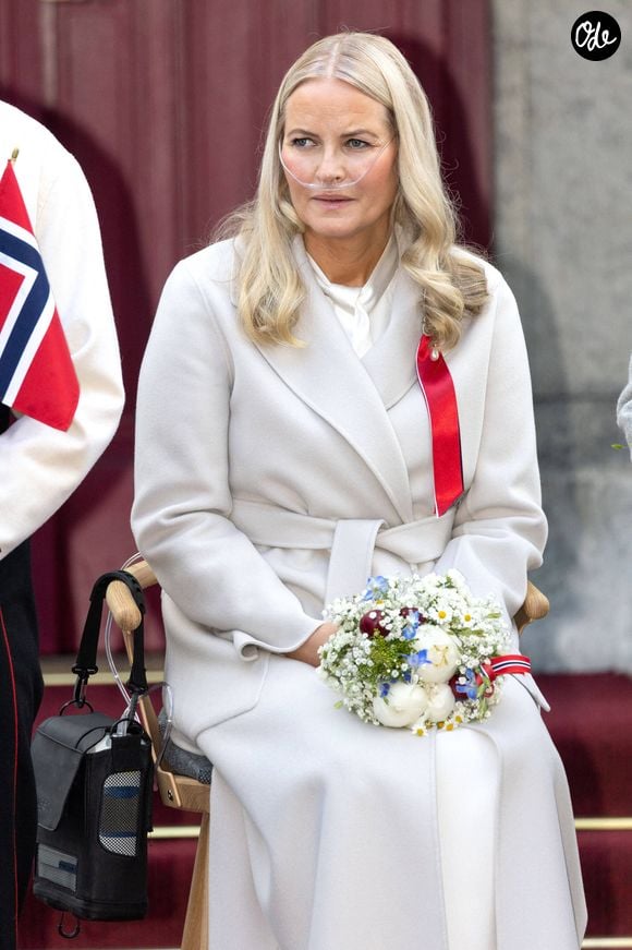 La princesse Mette-Marit de Norvège, accueillant la parade des enfants d'Asker lors des célébrations de la fête nationale norvégienne 2026 au manoir de Skaugum à Asker, près d'Oslo, Norvège. 17 mai 2026. Dana Press / Bestimage