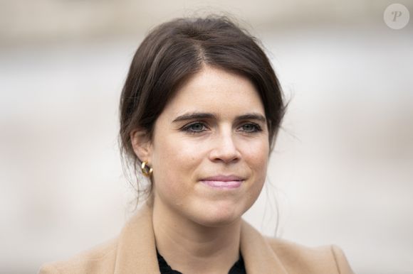 La princesse Eugénie d'York, avec la co-fondatrice du collectif anti-esclavagiste Julia de Boinville, lors d'une visite de l'exposition d'art du collectif anti-esclavagiste à Trafalgar Square à Londres. 
PA Photo/ Bestimage