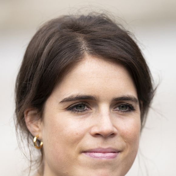 La princesse Eugénie d'York, avec la co-fondatrice du collectif anti-esclavagiste Julia de Boinville, lors d'une visite de l'exposition d'art du collectif anti-esclavagiste à Trafalgar Square à Londres. 
PA Photo/ Bestimage