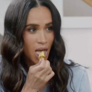 Meghan Markle a partagé son dernier "hack" de cuisine dans un clip inédit de sa série Netflix. La duchesse de Sussex, 43 ans, a mis en ligne des images d'elle en train de couper un ananas, qui n'a pas été retenu dans le montage final de ses huit épisodes officiels de With Love, Meghan.

Photo fournie par JLPPA / Compte Instagram de Meghan