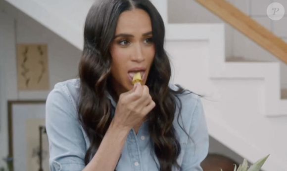 Meghan Markle a partagé son dernier "hack" de cuisine dans un clip inédit de sa série Netflix. La duchesse de Sussex, 43 ans, a mis en ligne des images d'elle en train de couper un ananas, qui n'a pas été retenu dans le montage final de ses huit épisodes officiels de With Love, Meghan.

Photo fournie par JLPPA / Compte Instagram de Meghan