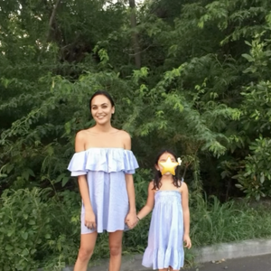 Sur Instagram, l'ancienne reine de beauté apparaît en photo avec sa progéniture, toutes les deux dans des robes bleues estivales assorties.

Story instagram de Valérie Bègue le 26 septembre 2026