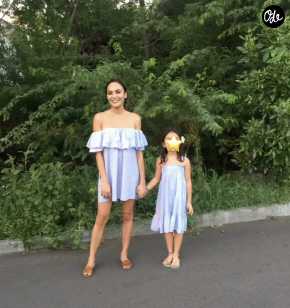 Sur Instagram, l'ancienne reine de beauté apparaît en photo avec sa progéniture, toutes les deux dans des robes bleues estivales assorties.

Story instagram de Valérie Bègue le 26 septembre 2026