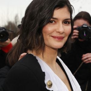 De quoi déclencher les fantasmes des cinéphiles et du petit monde du cinéma. Certains se demandent même si... elle ne vivrait pas dans la forêt ! 

Audrey Tautou arrive au défilé Balmain dans le cadre de la Semaine de la mode féminine automne/hiver 2020/2021 à Paris, France, le 28 février 2020.