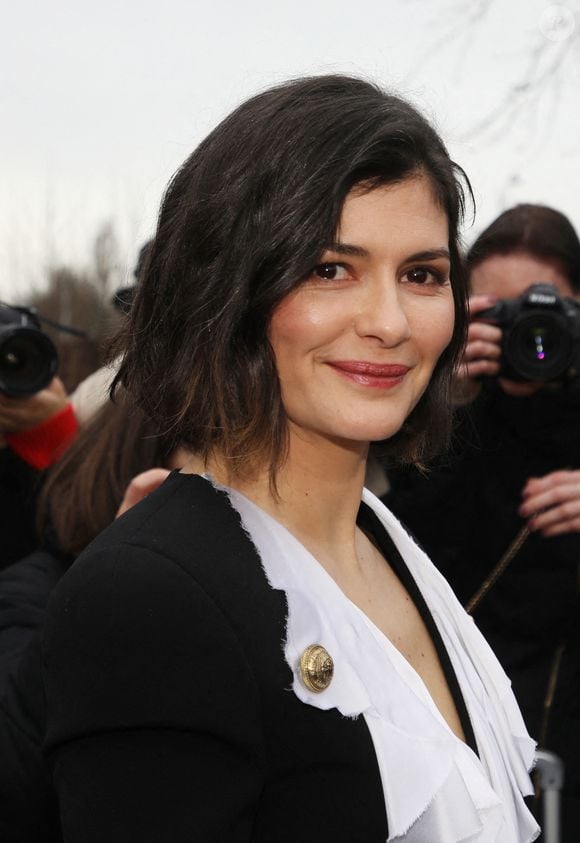 De quoi déclencher les fantasmes des cinéphiles et du petit monde du cinéma. Certains se demandent même si... elle ne vivrait pas dans la forêt ! 

Audrey Tautou arrive au défilé Balmain dans le cadre de la Semaine de la mode féminine automne/hiver 2020/2021 à Paris, France, le 28 février 2020.