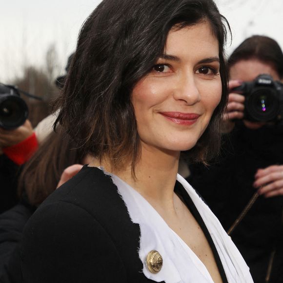 De quoi déclencher les fantasmes des cinéphiles et du petit monde du cinéma. Certains se demandent même si... elle ne vivrait pas dans la forêt ! 

Audrey Tautou arrive au défilé Balmain dans le cadre de la Semaine de la mode féminine automne/hiver 2020/2021 à Paris, France, le 28 février 2020.
