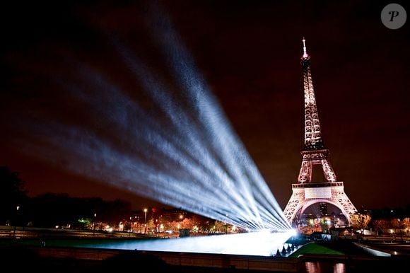 La Tour Eiffel s'est illuminée pour célébrer Céline Dion dont le retour sur scène se fera à Paris. © Anthony Ghnassia / Courtesy via Bestimage