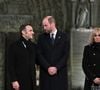 Devant le parvis de Notre-Dame, l'héritier du trône d'Angleterre a été chaleureusement accueilli par Emmanuel et Brigitte Macron.

Le président français, Emmanuel Macron, le prince britannique William, prince de Galles, et Brigitte Macron assistent à la cérémonie de bienvenue lors de la réouverture officielle de la cathédrale Notre-Dame de Paris, en France, le 7 décembre 2024, après plus de cinq ans de travaux de reconstruction à la suite de l'incendie d'avril 2019.