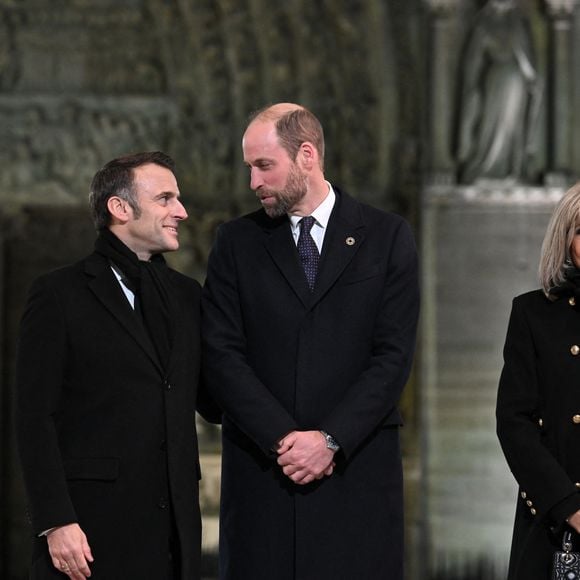 Devant le parvis de Notre-Dame, l'héritier du trône d'Angleterre a été chaleureusement accueilli par Emmanuel et Brigitte Macron.

Le président français, Emmanuel Macron, le prince britannique William, prince de Galles, et Brigitte Macron assistent à la cérémonie de bienvenue lors de la réouverture officielle de la cathédrale Notre-Dame de Paris, en France, le 7 décembre 2024, après plus de cinq ans de travaux de reconstruction à la suite de l'incendie d'avril 2019.