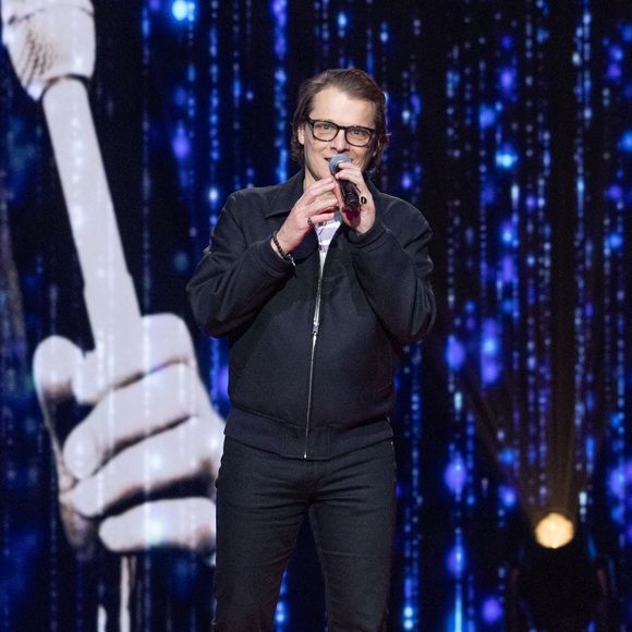 "Donc c’est chez moi, Saint-Mandé. Moi, je suis content de montrer la banlieue du sud-est. Je viens de l’Essonne, d’une très belle banlieue. J’y suis très, très, très sensible : c’est vraiment la banlieue de la classe moyenne qui a fait ma vie, quoi."

Exclusif - Benabar pour les surprises de l'enregistrement de l'émission "La Boîte à secrets", présentée par F.Bollaert et diffusée le 16 janvier 2026 sur France 3, dans les studios du Lendit à Saint-Denis, France, le 16 décembre 2025. © Cyril Moreau/Bestimage