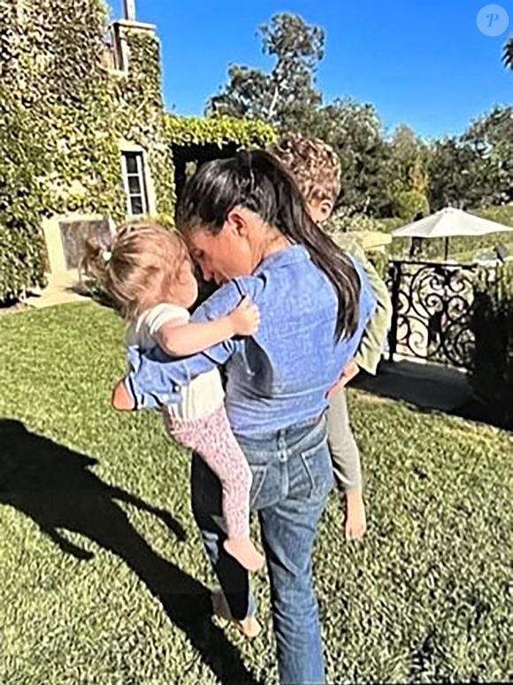 Le prince Harry, duc de Sussex et Meghan Markle, duchesse de Sussex, dévoilent des photos et des vidéos inédites de leur fils Archie dans "Harry & Meghan" (Netflix). La jeune famille peut également être vue dans un court vidéo-clip célébrant le premier anniversaire de Lilibet, avec Archie effronté grimpant sur la table pour aider sa petite sœur à souffler les bougies sur un énorme gâteau. Dans le sixième épisode, la princesse Eugénie rend visite à son cousin Harry aux États-Unis, le réjouissant pour un moment de complicité avec Archie sur la plage. Le 15 décembre 2022.