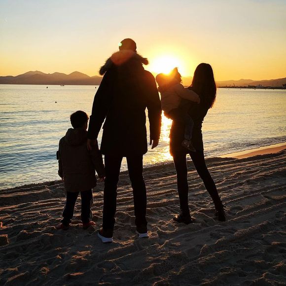 Karine Ferri avec sa famille, février 2020, Instagram.
