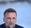 "J’ai la tête dure je te dis, j’ai la tête dure" a-t-il déclaré par la suite, rassurant les équipes s'inquiétant pour lui.

Exclusif - Close-up avec Mathieu Kassovitz sur la plage lors du 78ème Festival International du Film de Cannes, le 21 mai 2025. © Rachid Bellak/Bestimage