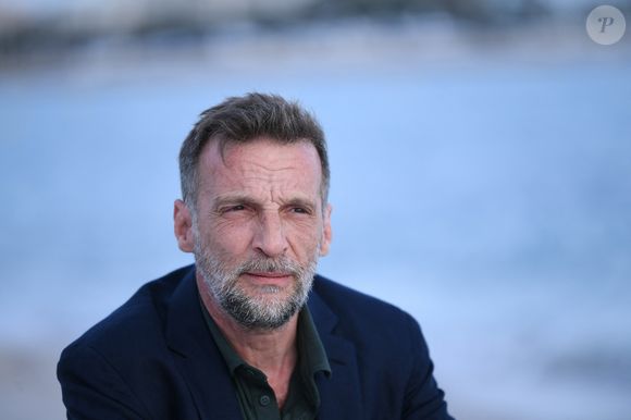 "J’ai la tête dure je te dis, j’ai la tête dure" a-t-il déclaré par la suite, rassurant les équipes s'inquiétant pour lui.

Exclusif - Close-up avec Mathieu Kassovitz sur la plage lors du 78ème Festival International du Film de Cannes, le 21 mai 2025. © Rachid Bellak/Bestimage