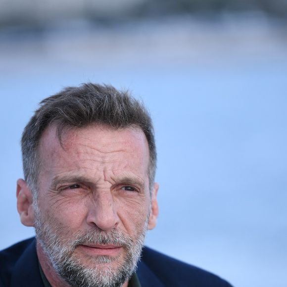 "J’ai la tête dure je te dis, j’ai la tête dure" a-t-il déclaré par la suite, rassurant les équipes s'inquiétant pour lui.

Exclusif - Close-up avec Mathieu Kassovitz sur la plage lors du 78ème Festival International du Film de Cannes, le 21 mai 2025. © Rachid Bellak/Bestimage