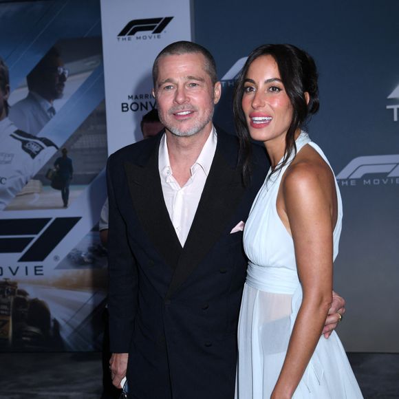 Le 16 juin 2025, New York, Ny, États-Unis : Brad Pitt et Ines de Ramon assistent à la première mondiale du film Apple Original Films 'F1 : The Movie' à Times Square à New York.  Le 16 juin 2025. Photo Image Press via ZUMA Press Wire/Bestimage