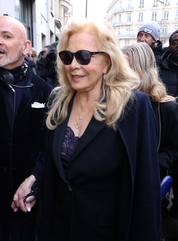Sylvie Vartan - Les célébrités arrivent au défilé Stéphane Rolland à la Salle Pleyel, "Collection Haute Couture Printemps/Eté 2025" lors de la Fashion Week de Paris (PFW), le 28 janvier 2025. 
© Denis Guignebourg / Bestimage
