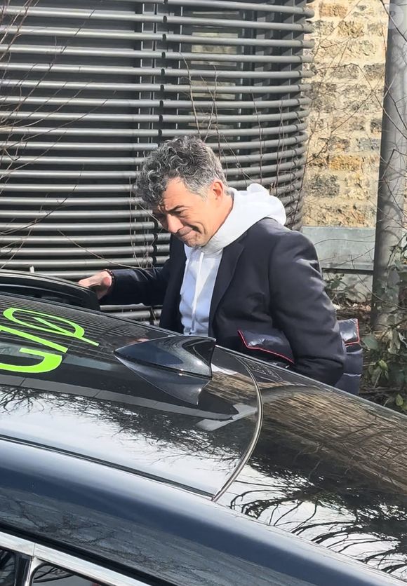 Stéphane Plaza en larmes à la sortie de son procès après avoir été reconnu coupable de "violences habituelles par concubin" et condamné à 12 mois de prison avec sursis, à Paris, France, le 18 février 2025. L'agent immobilier de 54 ans est jugé pour "violences physiques et/ou psychologiques habituelles par concubin" entre 2018 et 2022 sur une ancienne compagne, Amandine, ainsi que pour "violences psychologiques habituelles par concubin" sur Paola, entre 2021 et 2022. © Florian Savina/Bestimage