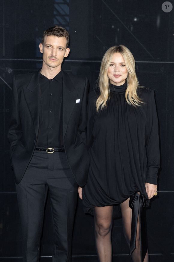 Niels Schneider et sa compagne Virginie Efira - Photocall du défilé Saint Laurent Womenswear Printemps/été 2024 dans le cadre de la Fashion week de Paris le 26 septembre 2023 à Paris. © Olivier Borde/Bestimage