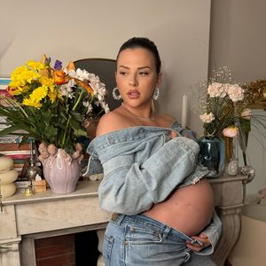 Kelly Vedovelli est enceinte de jumeaux.