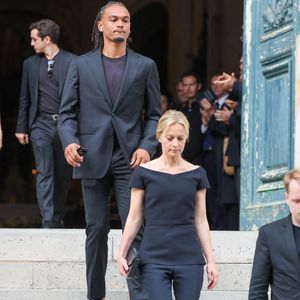 Audrey Crespo-Mara et son fils Sékou - Sorties des obsèques de Thierry Ardisson en l’église Saint-Roch de Paris, France, le 17 juillet 2025. © Clovis-Jacovides/Bestimage