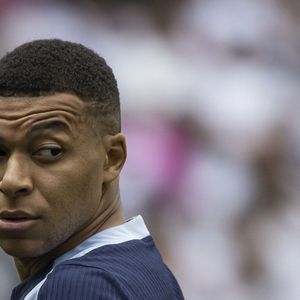 Cette méthode vise à exercer une pression pour prolonger ou pousser les joueurs à quitter le club. 

Kylian Mbappé

Elyxandro Cegarra / PsnewZ / Bestimage