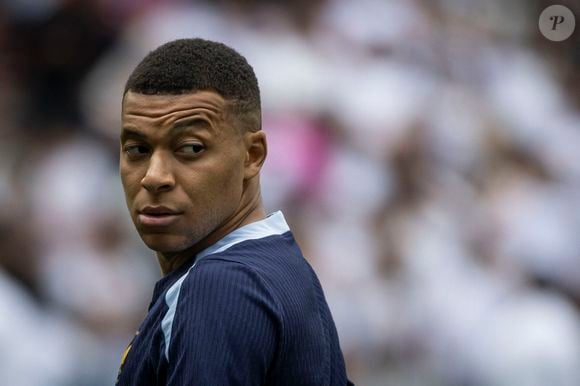 Cette méthode vise à exercer une pression pour prolonger ou pousser les joueurs à quitter le club. 

Kylian Mbappé

Elyxandro Cegarra / PsnewZ / Bestimage