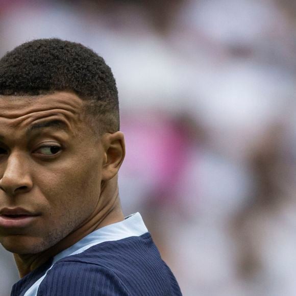 Cette méthode vise à exercer une pression pour prolonger ou pousser les joueurs à quitter le club. 

Kylian Mbappé

Elyxandro Cegarra / PsnewZ / Bestimage