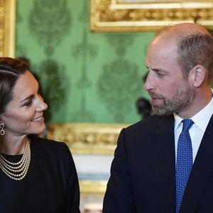 Le futur roi allie ainsi discipline royale et bienveillance conjugale.

Le prince et la princesse de Galles (Le prince William, prince de Galles et Catherine "Kate" Middleton, princesse de Galles) regardent des pièces de la collection royale dans le salon vert du château de Windsor, Berkshire, au premier jour de la visite d'État au Royaume-Uni du président de la République fédérale d'Allemagne. Date de la photo : mercredi 3 décembre 2025.

PA Photo/ Bestimage