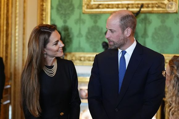 Le futur roi allie ainsi discipline royale et bienveillance conjugale.

Le prince et la princesse de Galles (Le prince William, prince de Galles et Catherine "Kate" Middleton, princesse de Galles) regardent des pièces de la collection royale dans le salon vert du château de Windsor, Berkshire, au premier jour de la visite d'État au Royaume-Uni du président de la République fédérale d'Allemagne. Date de la photo : mercredi 3 décembre 2025.

PA Photo/ Bestimage