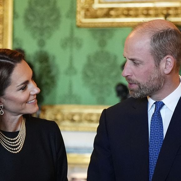Le futur roi allie ainsi discipline royale et bienveillance conjugale.

Le prince et la princesse de Galles (Le prince William, prince de Galles et Catherine "Kate" Middleton, princesse de Galles) regardent des pièces de la collection royale dans le salon vert du château de Windsor, Berkshire, au premier jour de la visite d'État au Royaume-Uni du président de la République fédérale d'Allemagne. Date de la photo : mercredi 3 décembre 2025.

PA Photo/ Bestimage