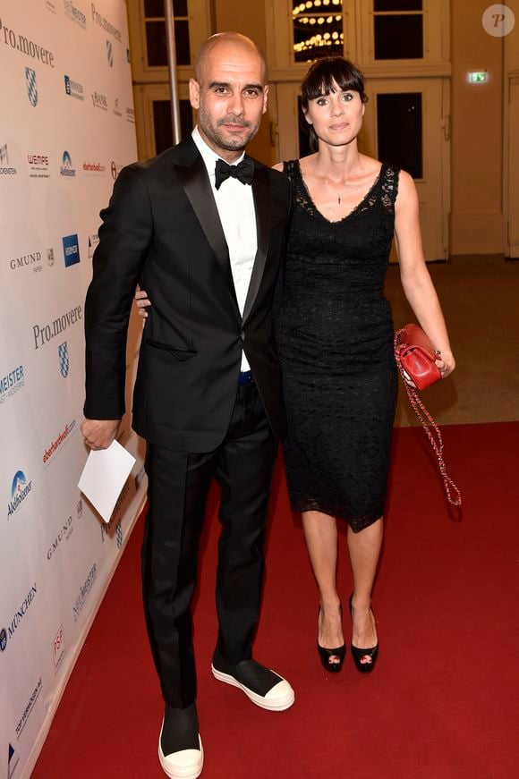 Une décision prise en décembre dernier, mais qu’ils ont voulu garder secrète

Pep Guardiola et sa femme Christina Serra lors de la cérémonie de remise des "Care-for-Rare Science Awards 2014" à Munich, le 13 novembre 2014.