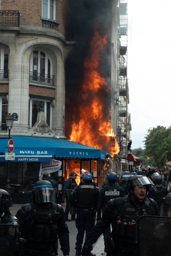 Manifestation du mouvement "bloquons tout" dans le quartier de la Gare du Nord à Paris le 10 septembre 2025.

© Jonathan Jacob / Bestimage