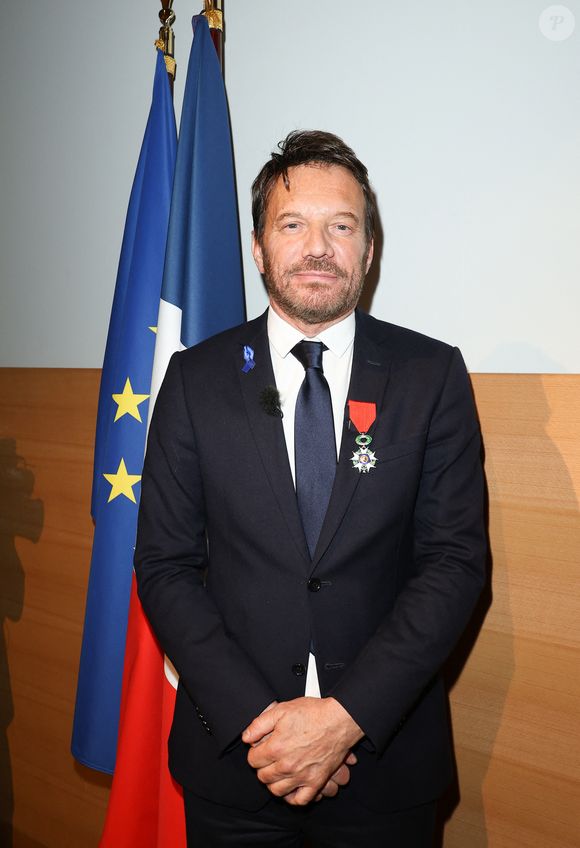 Au printemps dernier, il a été récompensé par une Légion d'honneur, pour ce combat. Etant "très attaché aux symboles", c'est avec "beaucoup de fierté" qu'il a reçu cette distinction 

Samuel Le Bihan décoré de la légion d'honneur à Paris. © Coadic Guirec / Bestimage