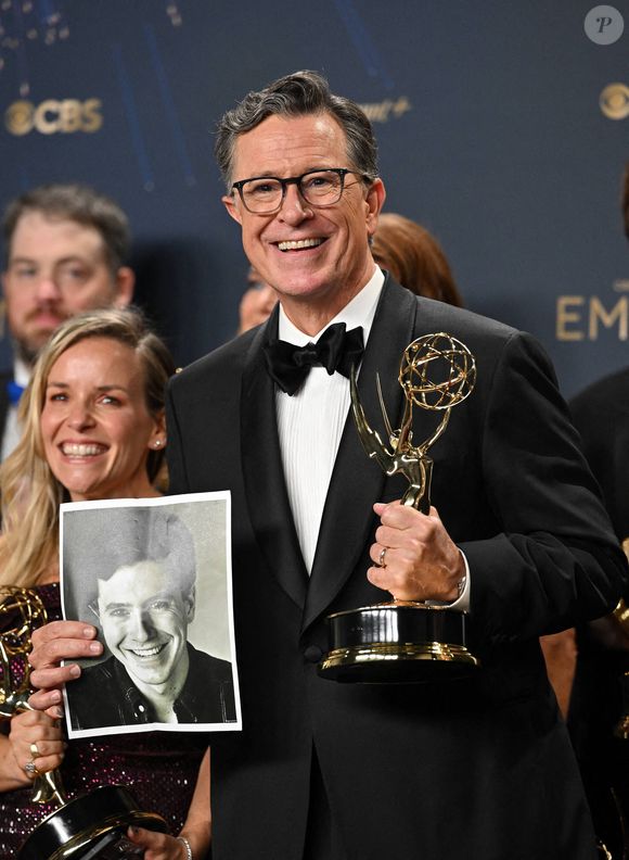 Stephen Colbert tient l'Emmy de la meilleure série télévisée pour "The Late Show with Stephen Colbert", dans les coulisses de la 77e cérémonie annuelle des Primetime Emmy Awards au Peacock Theater à Los Angeles, le dimanche 14 septembre 2025. Photo par Chris Chew/UPI/ABACAPRESS.COM.