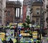 Charles III s'adresse ensuite aux habitants de Liverpool pour leur dire que "la force de l'esprit communautaire qui fait la renommée" de la ville de l'Ouest de l'Angleterre "sera un réconfort et un soutien pour ceux qui en ont besoin".
Les services de secours et de police, après le drame survenu à Liverpool, où une voiture a foncé dans la foule, le 26 mai 2025. Mirrorpix / Bestimage