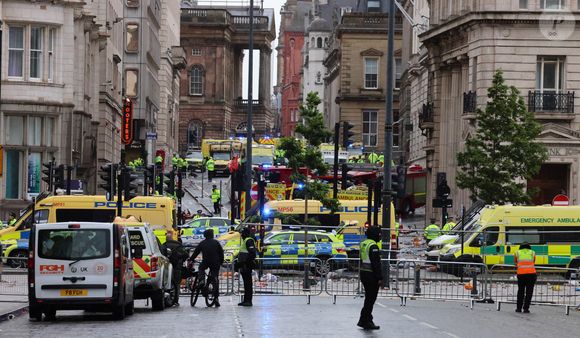 Charles III s'adresse ensuite aux habitants de Liverpool pour leur dire que "la force de l'esprit communautaire qui fait la renommée" de la ville de l'Ouest de l'Angleterre "sera un réconfort et un soutien pour ceux qui en ont besoin".

Les services de secours et de police, après le drame survenu à Liverpool, où une voiture a foncé dans la foule, le 26 mai 2025. Mirrorpix / Bestimage