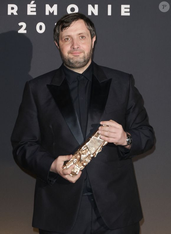 Karim Leklou (César du meilleur acteur) au photocall du dîner de la 50ème édition de la cérémonie des César au Fouquet's à Paris, France, le 28 février 2025. © Coadic Guirec/Bestimage