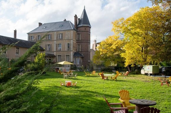 Ces dernières années, elle vivait en famille dans une formidable maison à Nemours...

Claudia Cardinale et sa fille Claudia Squitieri vivent ensemble à Nemours dans une maison historique devenue un lieu culturel, une résidence d'artiste, qui abrite aussi un restaurant et des gîtes.
