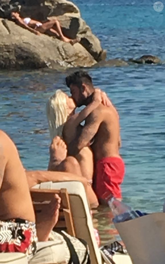 Exclusif - Jessica Thivenin et son compagnon Thibault Garcia (Les Marseillais) en vacances à Mykonos, le 27 août 2017.
Crédit : Agence / Bestimage