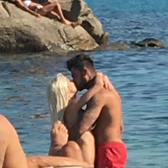 Exclusif - Jessica Thivenin et son compagnon Thibault Garcia (Les Marseillais) en vacances à Mykonos, le 27 août 2017.
Crédit : Agence / Bestimage