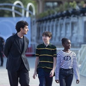 Joseph Engel entouré de Louis Garrel et sa fille Oumy (Céline) - Première du film "La croisade" lors du 69ème Festival International du Film de San Sebastian. Le 18 septembre 2021 © Backgrid USA / Bestimage