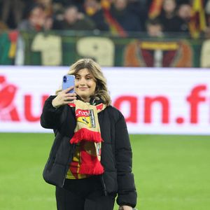 Heureusement, la Nordiste assure qu'elle ne s'est pas blessée, juste "un bleu", dit-elle. Mais ensuite, "c'était difficile de continuer à chanter, et de garder son sérieux !"

Marine (Star Academy 2024) chante "Les Corons" en hommage à Pierre Bachelet, pour le 20ème anniversaire de sa mort, lors du match de Ligue 1 McDonald's "Lens - Strasbourg (0-2)" au stade Bollaert-Delelis, le 16 février 2025. Laurent Sanson/PsnewZ/Bestimage