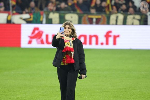 Heureusement, la Nordiste assure qu'elle ne s'est pas blessée, juste "un bleu", dit-elle. Mais ensuite, "c'était difficile de continuer à chanter, et de garder son sérieux !"

Marine (Star Academy 2024) chante "Les Corons" en hommage à Pierre Bachelet, pour le 20ème anniversaire de sa mort, lors du match de Ligue 1 McDonald's "Lens - Strasbourg (0-2)" au stade Bollaert-Delelis, le 16 février 2025. Laurent Sanson/PsnewZ/Bestimage