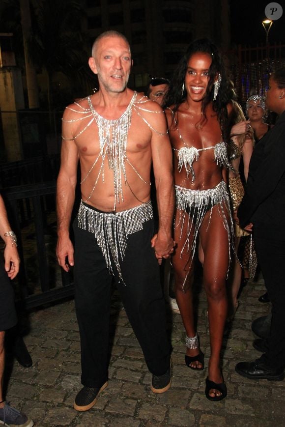 Sur les réseaux, Narah Baptista a publié une série de photos d'elle en maillot de bain, le sourire aux lèvres.

Vincent Cassel et Narah Baptista à Rio de Janeiro, février 2024.

Photo : Backgrid USA / Bestimage