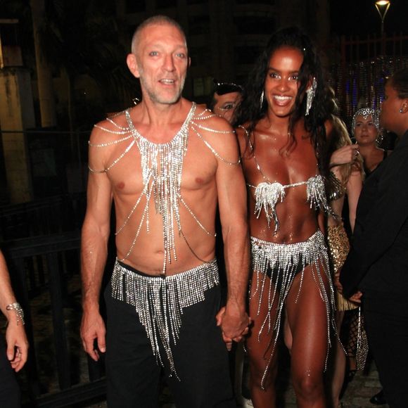 Sur les réseaux, Narah Baptista a publié une série de photos d'elle en maillot de bain, le sourire aux lèvres.

Vincent Cassel et Narah Baptista à Rio de Janeiro, février 2024.

Photo : Backgrid USA / Bestimage
